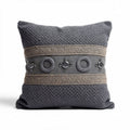 Coussin décoratif en tissu texturé gris avec bande en jute et cercles 40 x 40 x 15cm